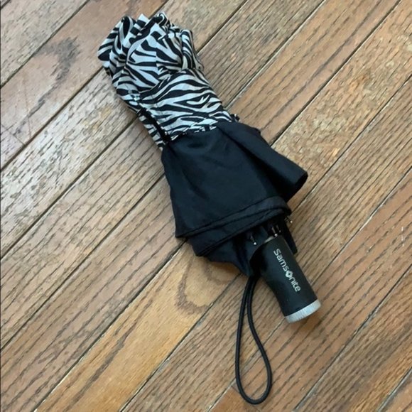 Samsonite Windguard Umbrella with LED Handle - Picture 2 of 5